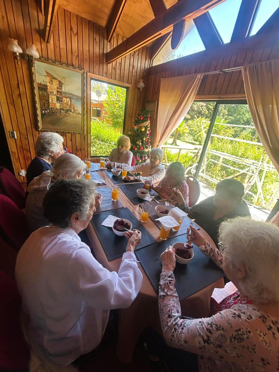 Residentes compartiendo una comida en un ambiente cálido y familiar